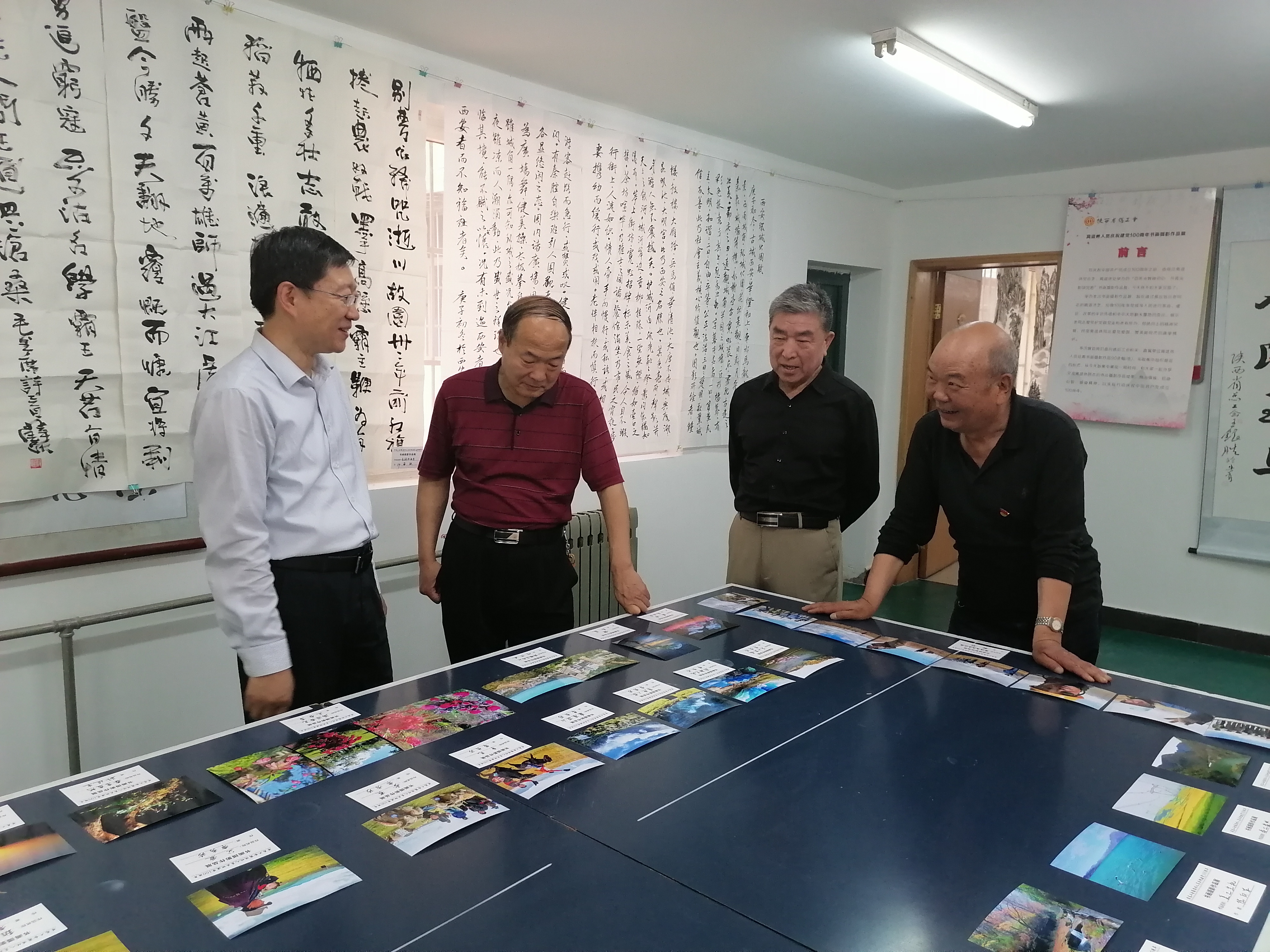 01  省总工会党组成员、副主席、直属机关党委书记张永乐现场指导布展工作.jpg