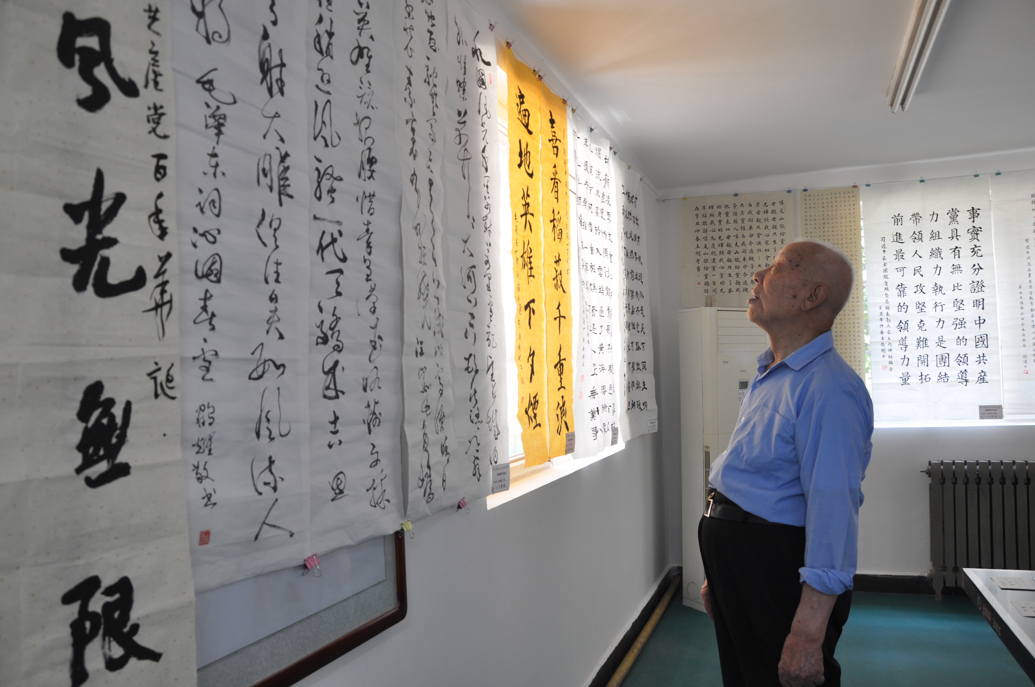 04  95岁高龄的省总工会离休干部张平安参观展览.JPG